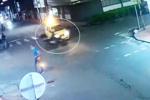 ¡Volando! Así salió domiciliario tras estrellarse contra un taxi en Ibagué