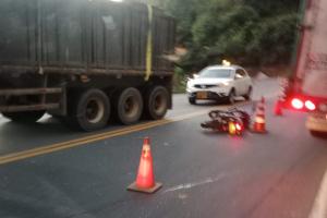 Falleció motociclista tras colisionar contra tractocamión la vía Ibagué – Cajamarca