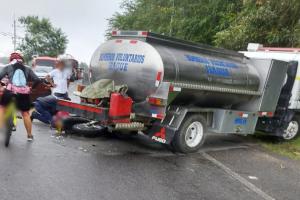 Entre la vida y la muerte motociclista al colisionar contra carro cisterna de Bomberos Voluntarios en Picaleña