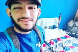 ¡Sicariato en Melgar! Sujetos en moto balearon a un venezolano que estaba en su barbería