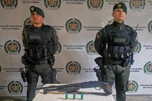 Sujetos se movilizaban en moto con escopeta por Melgar, vieron la policía, se asustaron y la arrojaron