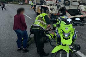 ¡Pal piso! Policías se cayeron de la moto en el sector de Mirolindo
