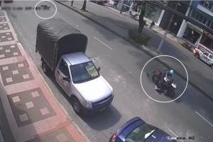 ¡Aparatoso accidente! Funcionaria de la Alcaldía fue arrollada por motociclista en Ibagué