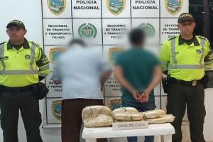 ¡Qué belleza de familia! Sorprendieron a padre e hijo movilizando 11 kilogramos de base de coca por el peaje de Gualanday
