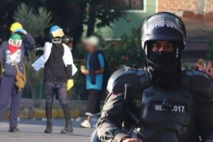 Volvieron a salir los ‘’capuchos’ para intentar agredir a los policías en inmediaciones del CAI Estadio.