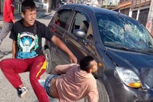 ¡Les partió hasta la madre! Conductor arrolló a ladrones en moto después de un atraco en el Calarcá