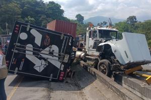 ¡Sin frenos! Tractomula se llevó por delante varios vehículos sobre la Variante de Ibagué