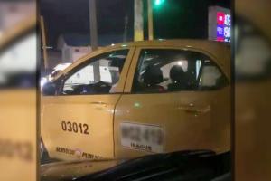 Taxista agrede a familia