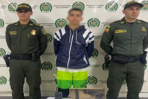 Cayó tremendo delincuente en el barrio Milagro de Dios después de robarse un celular con arma traumática