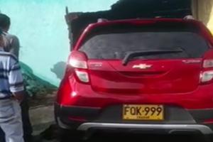 ¡Quedó incrustado! Vehículo fue a parar contra una casa en la cuesta de Chapinero en Ibagué