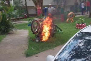 ¿Final feliz? Le quemaron la motocicleta a presunto ladrón en el barrio Los Mártires de Ibagué
