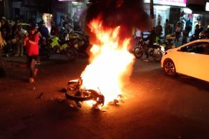 ¡Por ratas! Le quemaron la moto a pareja de ladrones en la 64 con 5ª en Ibagué