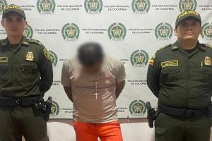 Degenerado fue capturado cuando amenazaba a mujer con cuchillo mientras le tocaba sus partes intimas en Carmen de Apicalá