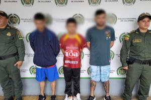 ¡Qué peligro! Capturaron tres sujetos con munición y sustancia estupefaciente en las escaleras de Cerro Gordo en Ibagué