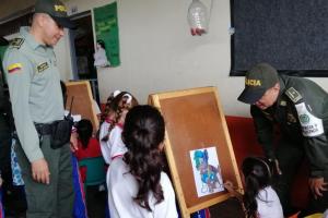 Policía y niños