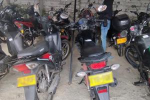 ¡Tremendo susto! Cayó varilla sobre parqueadero en el centro de Ibagué