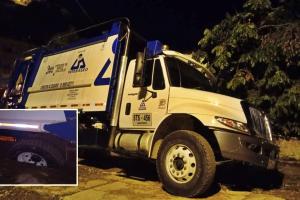 Hundimiento de vehículo recolector Interaseo en el barrio Las Ferias