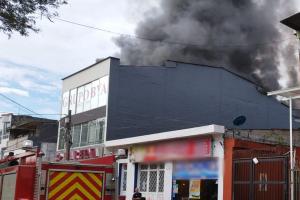 Se incendió tercer piso de un edificio en pleno centro de Ibagué