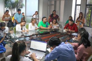 Jovenes y alcalde