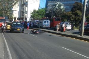 ¡Accidente mortal! Falleció conductor y acompañante tras accidentarse en moto frente a la Clínica Avidanti