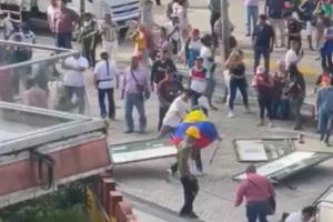 Al menos 8 policías heridos tras arremetida de Guardia Indígena en los bajos de la Gobernación del Tolima