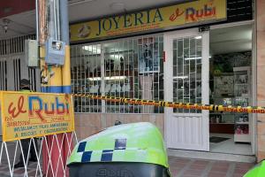 ¡Fueron por oro y se llevaron acero! Cascareros con armas de fuego atracaron joyería de El Espinal