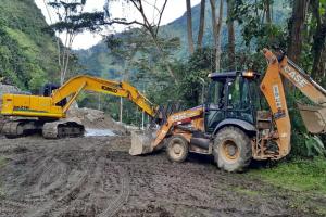 Maquinaria amarilla en el Cañón del Combeima