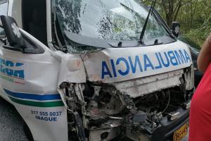 ¿Guerra del centavo? Se accidentó tripulación de ambulancia tras chocar contra buseta en Ibagué