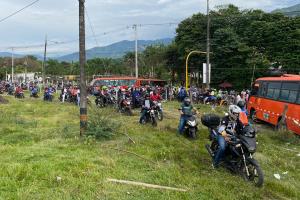 ‘Maromas’ hacen los motociclistas para llegar a su destino a su paso por Santa Ana y Pacandé