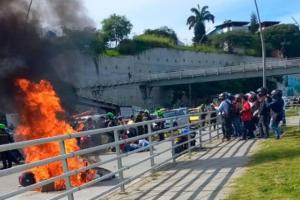 Queman moto y atacan a agente de tránsito por muerte de motociclista en Bucaramanga