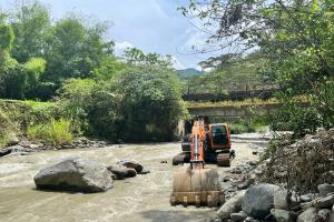 Construcción de jarillones en el río Combeima