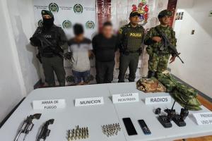 Sorprendieron sujetos con uniformes, radios, armas de fuego y munición en Fresno