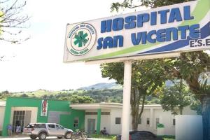 Médico se ‘enchuquizó’, destrozó vidrios y puertas del Hospital San Vicente de Rovira tras ser despedido