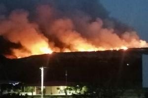 Incendio de grandes magnitudes se viene registrando en el relleno sanitario La Miel