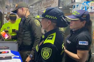 Tremendo operativo en contra de los celulares robados en el Centro Comercial Los Panches de Ibagué