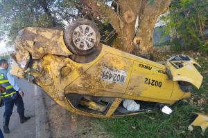 ¡Impresionante! Taxi terminó volcado tras perder el control en la vía al Aeropuerto Perales
