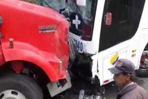 ¡Atención! 13 personas lesionadas tras choque de Bolivariano y camión cisterna en la vía Cajamarca - Ibagué