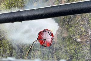 Fuerza Aérea ayudó a extinguir incendio forestal en zona rural entre Purificación y Prado