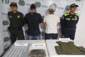 Capturaron dos sujetos que se movilizaban en un taxi con un chaleco balístico y estupefacientes en Fresno