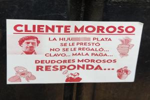 Calcomanías puestas por prestamistas 'gota gota'