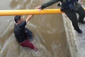 En video: Por más que se lanzó a un caño, capturaron a ladrón extranjero en el barrio Casa Club