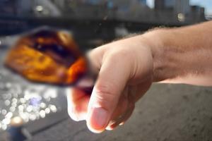 Sujeto le dio ‘pico botella’ a su compañera sentimental en un establecimiento de Natagaima