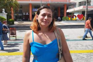 Alejandra, teme por su vida, tras quedar en libertad el patrullero que la hizo arrojar de un balcón en Ibagué