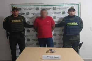 ¡Qué peligro! Capturaron sujeto que amenazaba de muerte con arma de fuego a su esposa en Casabianca