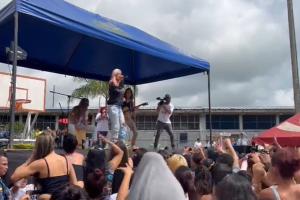 Extra: En video: ‘La Bichota’ Karol G le cantó a las reclusas del COIBA de Picaleña