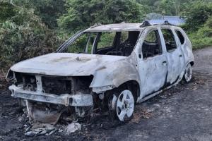 ¡Qué peligro! Dos hombres se salvaron de morir tras prenderse su vehículo en la vía al Totumo