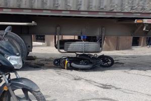 Pareja de motociclistas fue a parar debajo de una tractomula en el barrio Combeima de Ibagué