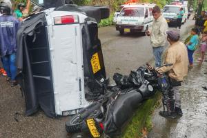 Tres lesionados dejó choque de camioneta con moto en la vía Combeima – Libertador