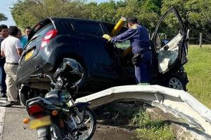 Una persona murió y tres más resultaron heridas tras violento choque de un particular contra una baranda en Saldaña