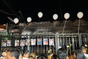 Con velatón habitantes del sur de Nieva rindieron homenaje a las ocho víctimas del incendio 